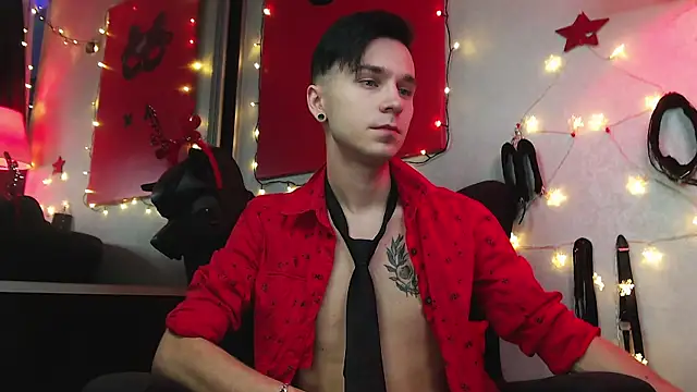 Joseph  Quinn online show from 12-29-24, 01:38