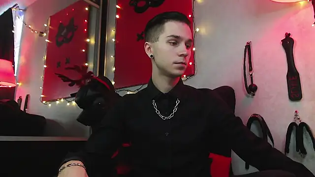 Joseph  Quinn online show from 01-12-25, 10:12