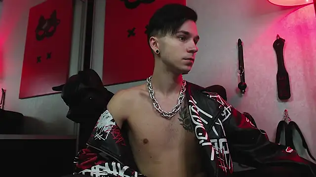 Joseph  Quinn online show from 02-03-25, 07:51