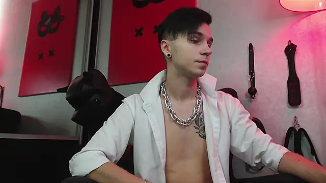 Joseph  Quinn online show from 02-05-25, 08:43