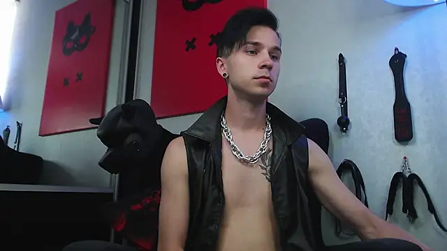 Joseph  Quinn online show from 02-16-25, 08:43