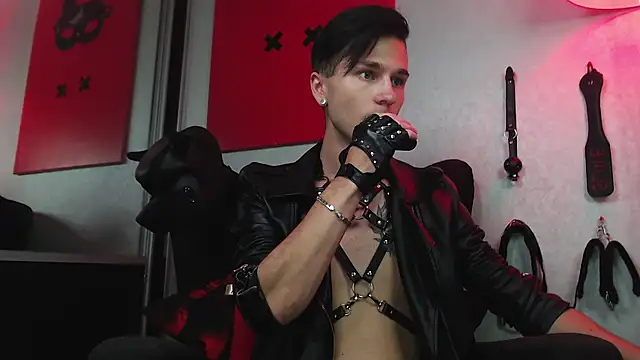 Joseph  Quinn online show from 02-20-25, 12:15