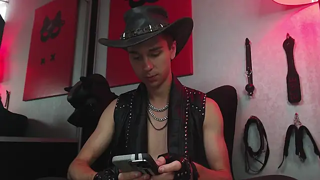 Joseph  Quinn online show from 02-23-25, 08:17