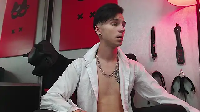 Joseph  Quinn online show from 03-11-25, 08:20