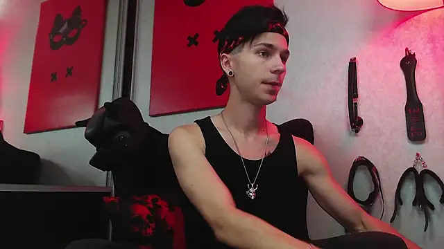 Joseph  Quinn online show from 03-20-25, 08:53