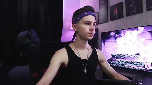 Joseph  Quinn online show from 09-15-25, 08:36