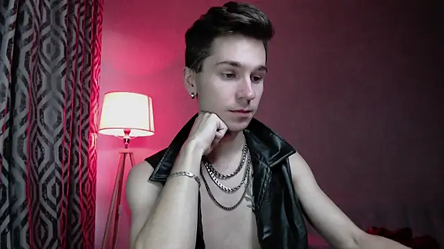 Joseph  Quinn online show from 10-06-25, 12:24