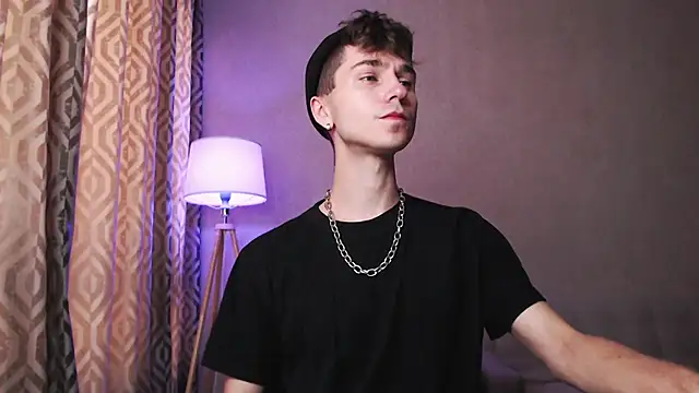 Joseph  Quinn online show from 10-08-25, 03:59