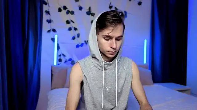 Joseph  Quinn online show from 11-27-25, 04:09