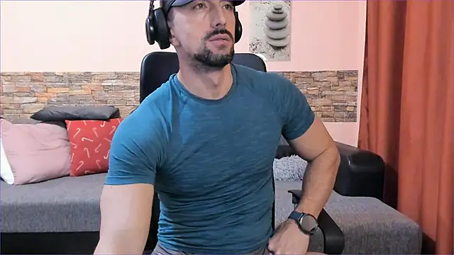 HotHunkTrainer online show from 02-10-25, 05:30