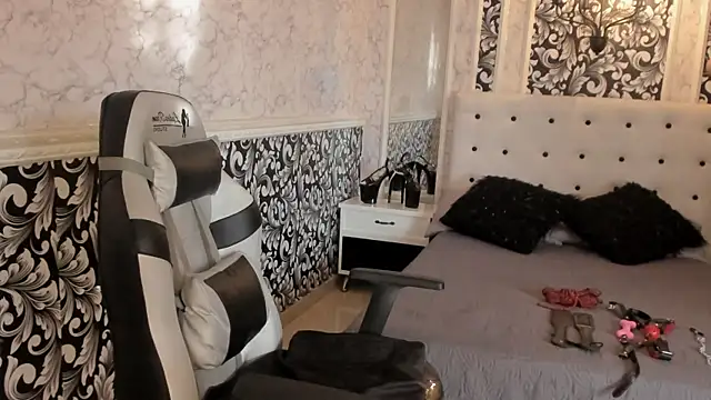 Foxy Slave online show from 01-20-25, 08:50