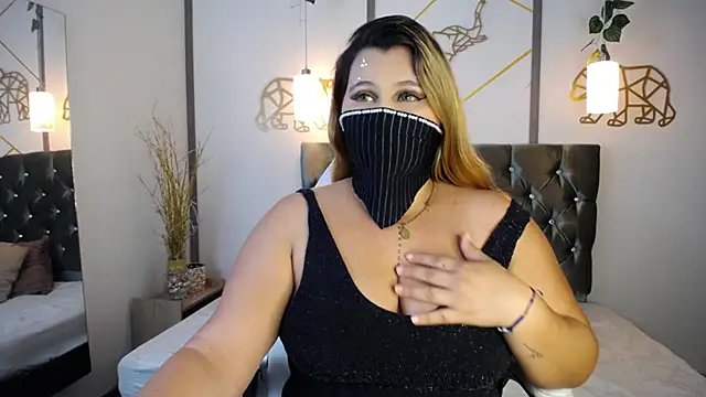 Snapshot of SalmaZaman chatting on 01-19-25, 07:37 SalmaZaman online show from 01-19-25, 07:37