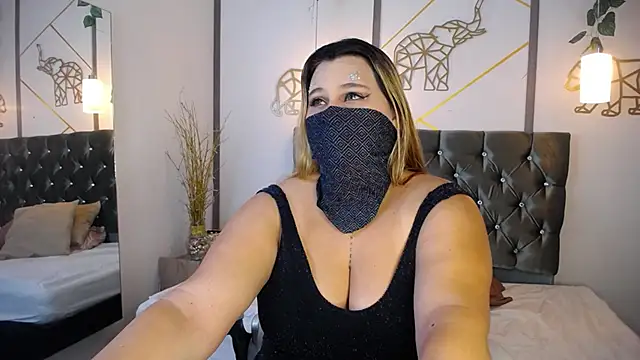 Snapshot of SalmaZaman chatting on 01-25-25, 02:36 SalmaZaman online show from 01-25-25, 02:36