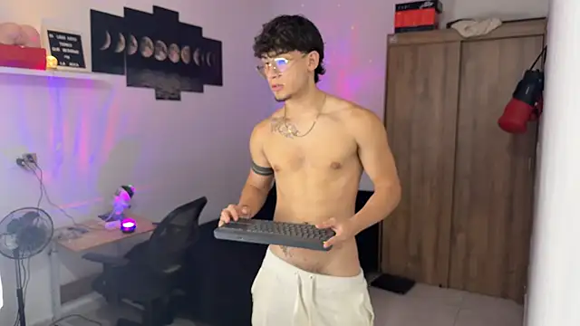 Snapshot of Kisan_Smith chatting on 10-12-25, 03:38 Kisan Smith online show from 10-12-25, 03:38