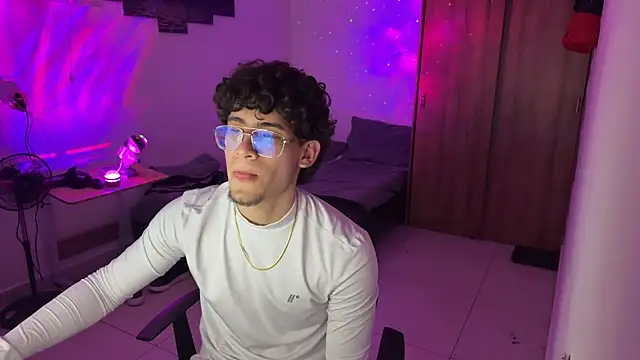 Snapshot of Kisan_Smith chatting on 12-19-25, 04:08 Kisan Smith online show from 12-19-25, 04:08