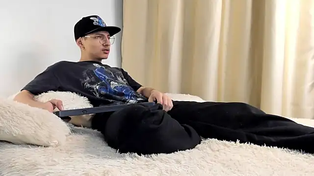 a lejandro 0 8 online show from 12-04-24, 04:10