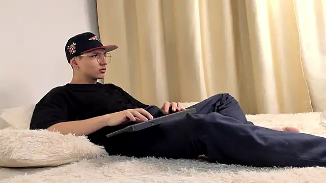 a lejandro 0 8 online show from 12-05-24, 04:42