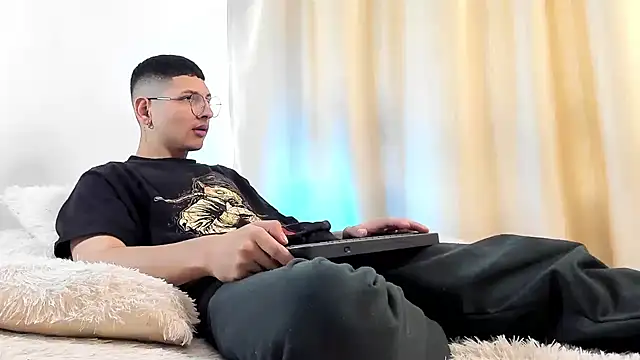 a lejandro 0 8 online show from 12-19-24, 07:40