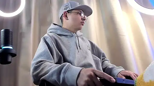 a lejandro 0 8 online show from 02-05-25, 01:04