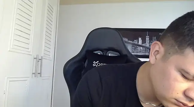 Snapshot of Plug_Control chatting on 02-08-25, 04:04 Plug Control online show from 02-08-25, 04:04