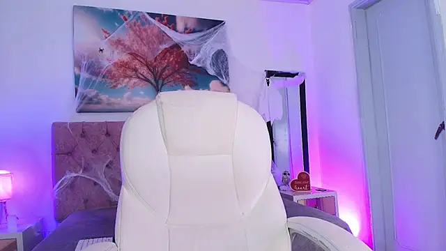 Julianaa Castro  online show from 10-23-25, 11:42