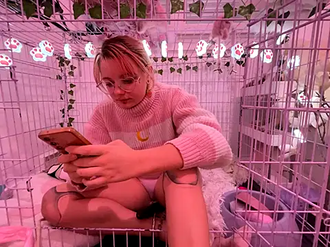 Snapshot of LaskaLeRoomba chatting on 09-28-25, 05:18 LaskaLeRoomba online show from 09-28-25, 05:18