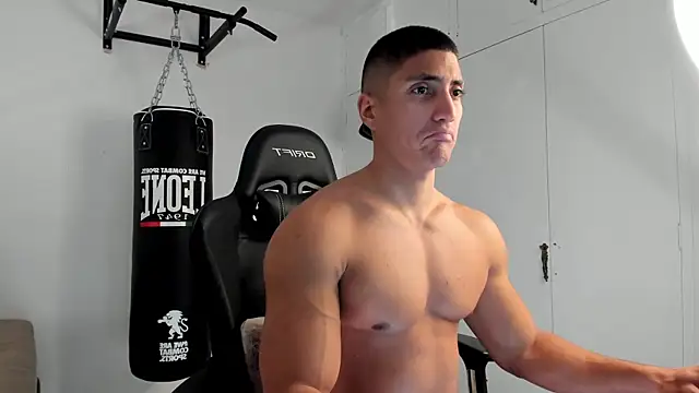 Snapshot of dan01_ chatting on 11-20-25, 01:55 dan01 online show from 11-20-25, 01:55