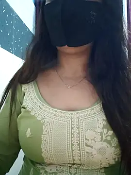 Snapshot of Aishwaryaa_69 chatting on 03-10-25, 10:04 Aishwaryaa 69 online show from 03-10-25, 10:04