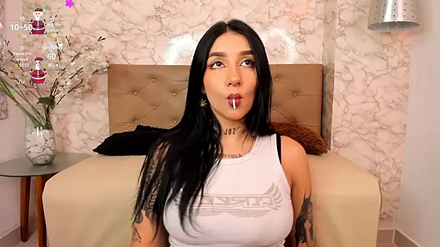 Snapshot of Leiaa_ chatting on 12-21-24, 05:25 Leiaa  online show from 12-21-24, 05:25