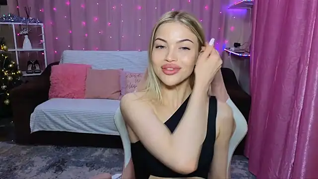 Snapshot of EmmyMills chatting on 12-13-24, 07:21 EmmyMills online show from 12-13-24, 07:21