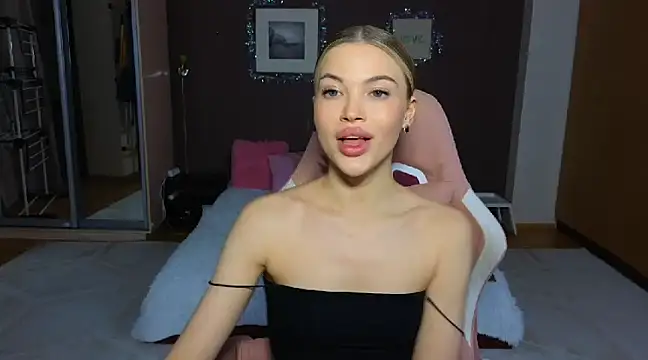 Snapshot of EmmyMills chatting on 01-04-25, 08:27 EmmyMills online show from 01-04-25, 08:27