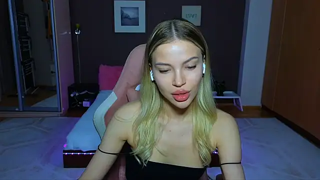 Snapshot of EmmyMills chatting on 01-18-25, 08:51 EmmyMills online show from 01-18-25, 08:51