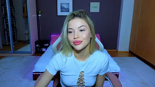 Snapshot of EmmyMills chatting on 01-24-25, 10:08 EmmyMills online show from 01-24-25, 10:08