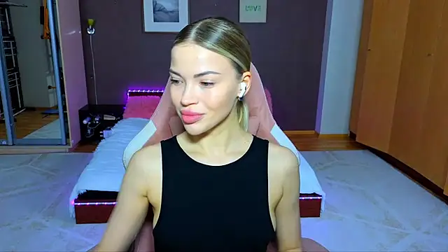 Snapshot of EmmyMills chatting on 01-27-25, 10:38 EmmyMills online show from 01-27-25, 10:38