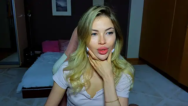 Snapshot of EmmyMills chatting on 02-14-25, 09:43 EmmyMills online show from 02-14-25, 09:43