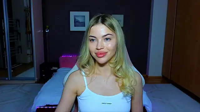 Snapshot of EmmyMills chatting on 02-19-25, 09:14 EmmyMills online show from 02-19-25, 09:14