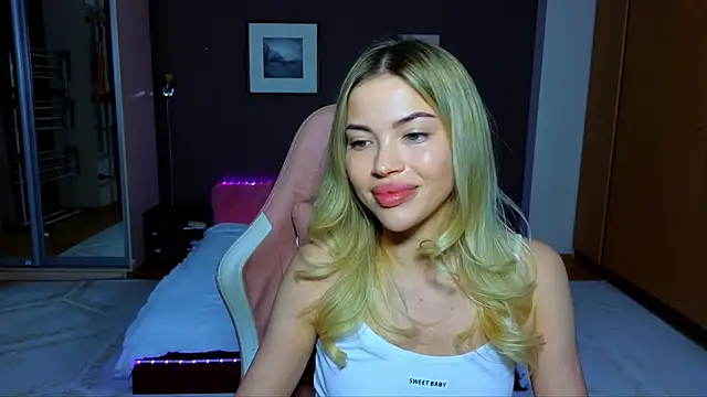 Snapshot of EmmyMills chatting on 02-20-25, 09:42 EmmyMills online show from 02-20-25, 09:42