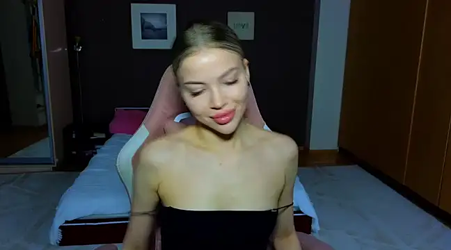 Snapshot of EmmyMills chatting on 03-04-25, 07:01 EmmyMills online show from 03-04-25, 07:01