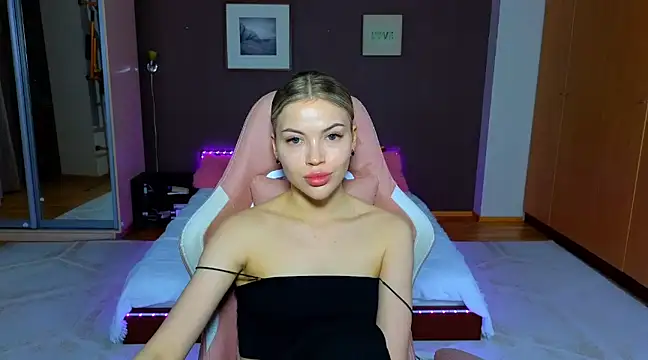 Snapshot of EmmyMills chatting on 03-04-25, 10:05 EmmyMills online show from 03-04-25, 10:05