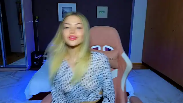 Snapshot of EmmyMills chatting on 03-17-25, 06:32 EmmyMills online show from 03-17-25, 06:32