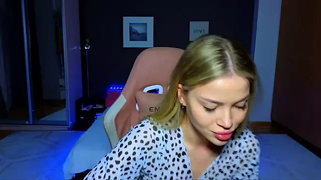 Snapshot of EmmyMills chatting on 03-17-25, 09:34 EmmyMills online show from 03-17-25, 09:34