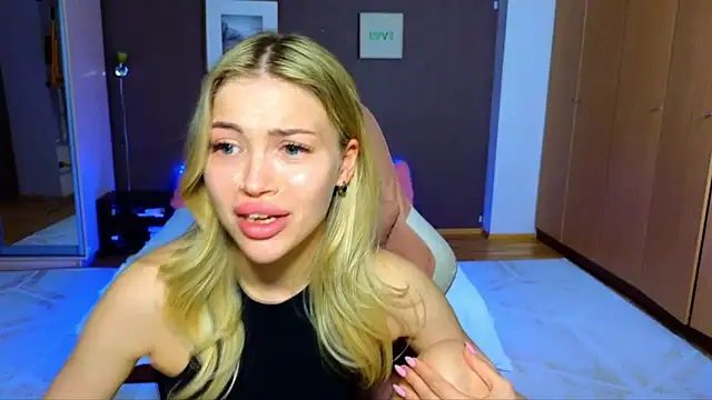 Snapshot of EmmyMills chatting on 03-23-25, 12:47 EmmyMills online show from 03-23-25, 12:47