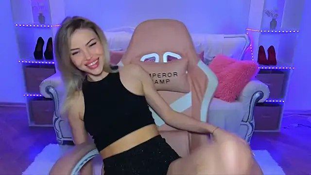 Snapshot of EmmyMills chatting on 10-17-25, 09:06 EmmyMills online show from 10-17-25, 09:06