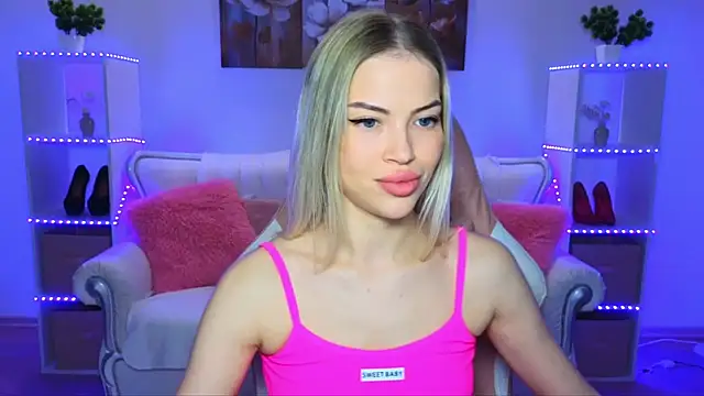 Snapshot of EmmyMills chatting on 10-19-25, 09:15 EmmyMills online show from 10-19-25, 09:15