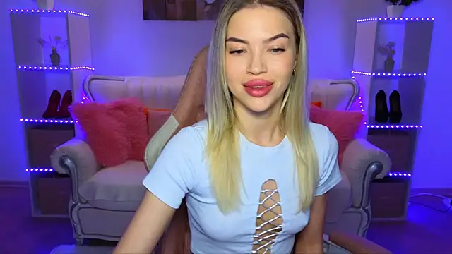 Snapshot of EmmyMills chatting on 11-15-25, 07:10 EmmyMills online show from 11-15-25, 07:10