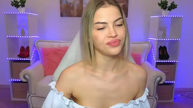 Snapshot of EmmyMills chatting on 11-29-25, 02:09 EmmyMills online show from 11-29-25, 02:09