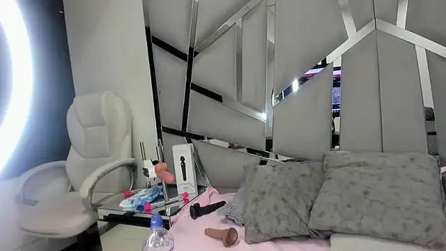 Snapshot of Catherinee69_x chatting on 12-15-24, 07:35 Catherinee69 x online show from 12-15-24, 07:35