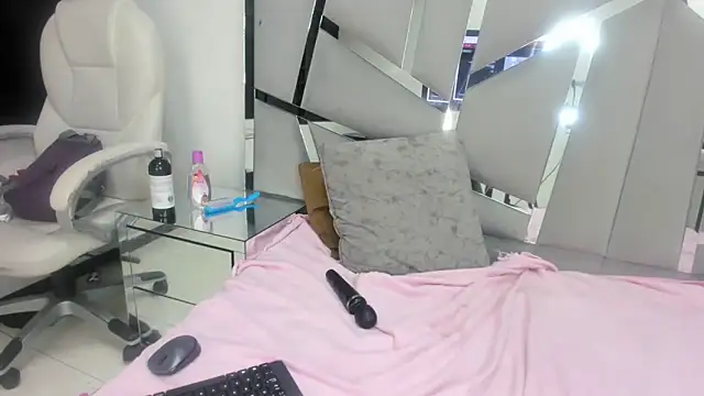 Snapshot of Catherinee69_x chatting on 12-23-24, 09:49 Catherinee69 x online show from 12-23-24, 09:49