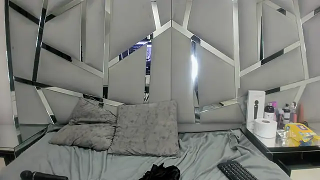 Snapshot of Catherinee69_x chatting on 01-09-25, 10:52 Catherinee69 x online show from 01-09-25, 10:52