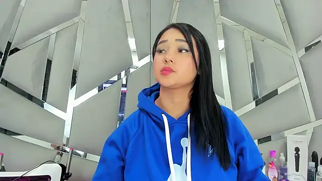 Snapshot of Catherinee69_x chatting on 01-28-25, 09:30 Catherinee69 x online show from 01-28-25, 09:30